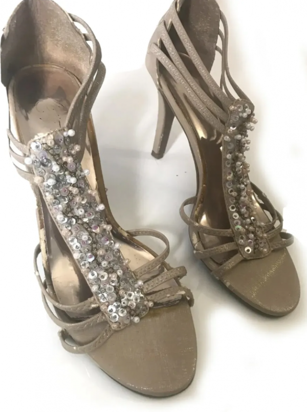 High heel dengan aksen manik-manik